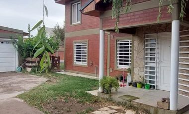 VENDO CASA CON PILETA