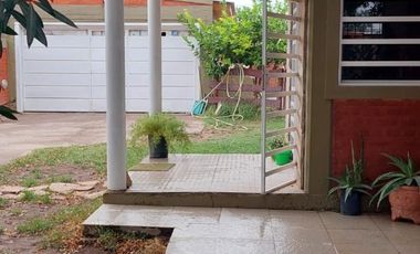 VENDO CASA CON PILETA