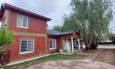 VENDO CASA CON PILETA