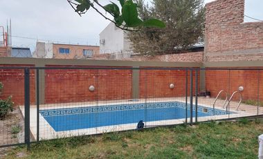 VENDO CASA CON PILETA