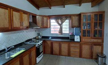 VENDO CASA CON PILETA