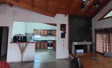 VENDO CASA CON PILETA