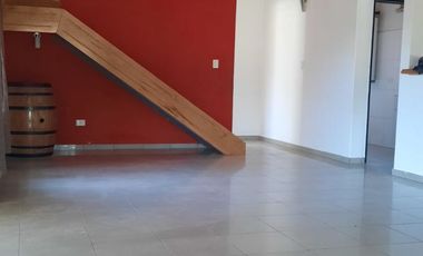 VENDO CASA CON PILETA