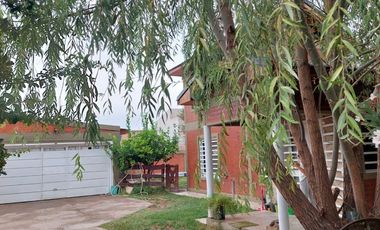 VENDO CASA CON PILETA