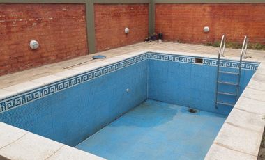 VENDO CASA CON PILETA