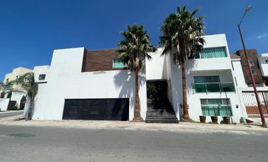Casa Grande en Renta en esquina en Lomas del Tec para oficinas.