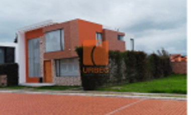 Venta- Exclusiva casa en venta dentro de la urbanización Abras San Antonio en Riobamba/24Urb27