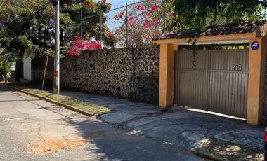 VENDO CASA COMO TERRENO EN CUERNAVACA, GRAN UBICACIÓN, ZONA FRESCA.