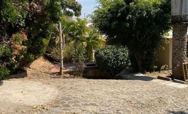 VENDO CASA COMO TERRENO EN CUERNAVACA, GRAN UBICACIÓN, ZONA FRESCA.