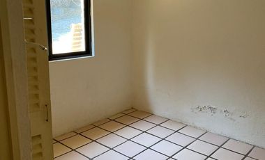 VENDO CASA COMO TERRENO EN CUERNAVACA, GRAN UBICACIÓN, ZONA FRESCA.