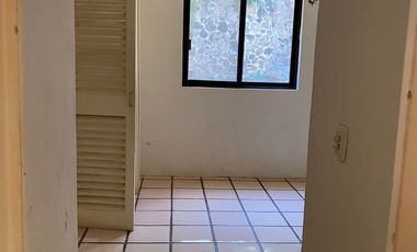VENDO CASA COMO TERRENO EN CUERNAVACA, GRAN UBICACIÓN, ZONA FRESCA.