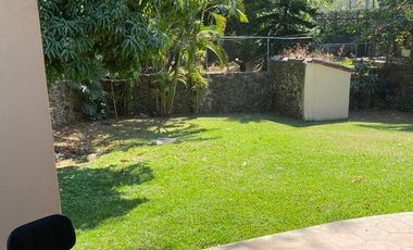 VENDO CASA COMO TERRENO EN CUERNAVACA, GRAN UBICACIÓN, ZONA FRESCA.