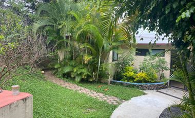 VENDO CASA COMO TERRENO EN CUERNAVACA, GRAN UBICACIÓN, ZONA FRESCA.
