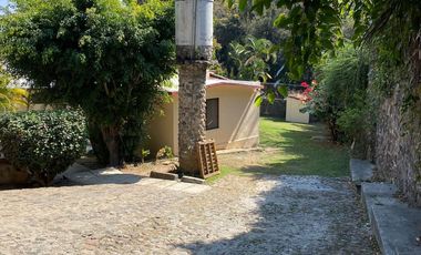 VENDO CASA COMO TERRENO EN CUERNAVACA, GRAN UBICACIÓN, ZONA FRESCA.