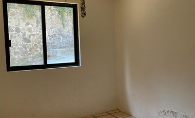 VENDO CASA COMO TERRENO EN CUERNAVACA, GRAN UBICACIÓN, ZONA FRESCA.