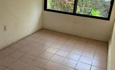 VENDO CASA COMO TERRENO EN CUERNAVACA, GRAN UBICACIÓN, ZONA FRESCA.