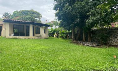 VENDO CASA COMO TERRENO EN CUERNAVACA, GRAN UBICACIÓN, ZONA FRESCA.