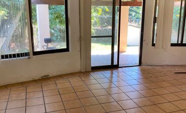 VENDO CASA COMO TERRENO EN CUERNAVACA, GRAN UBICACIÓN, ZONA FRESCA.