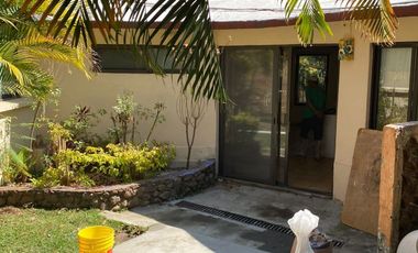 VENDO CASA COMO TERRENO EN CUERNAVACA, GRAN UBICACIÓN, ZONA FRESCA.