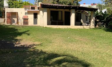 VENDO CASA COMO TERRENO EN CUERNAVACA, GRAN UBICACIÓN, ZONA FRESCA.