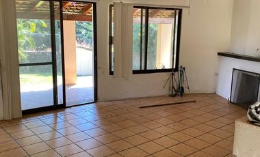 VENDO CASA COMO TERRENO EN CUERNAVACA, GRAN UBICACIÓN, ZONA FRESCA.