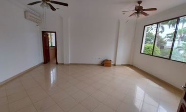 Samborondon, Se renta hermosa casa 4 dormitorios con jacuzzi y piscina