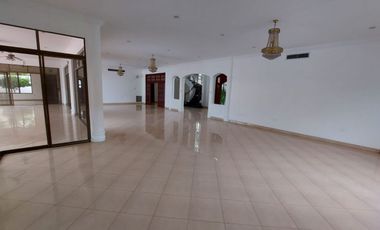 Samborondon, Se renta hermosa casa 4 dormitorios con jacuzzi y piscina