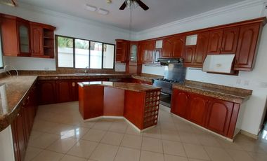 Samborondon, Se renta hermosa casa 4 dormitorios con jacuzzi y piscina