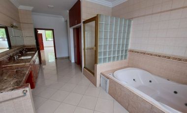 Samborondon, Se renta hermosa casa 4 dormitorios con jacuzzi y piscina