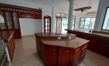 Samborondon, Se renta hermosa casa 4 dormitorios con jacuzzi y piscina