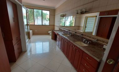 Samborondon, Se renta hermosa casa 4 dormitorios con jacuzzi y piscina