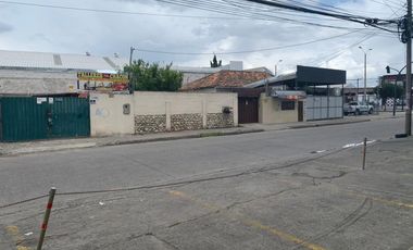 VENTA TERRENO COMERCIAL EN CUENCA, UNA CUADRA DEL AEROPUERTO, DOS CUADRAS  UNIVERSIDAD TECNICA SALESIANA