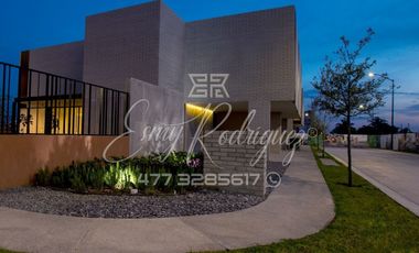 CASA EN RENTA, a 3 MIN. DE LA IBERO, León,Gto; NUEVA, 4 REC, JARDINES, FRACC. CON ALBERCA