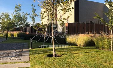 CASA EN RENTA, a 3 MIN. DE LA IBERO, León,Gto; NUEVA, 4 REC, JARDINES, FRACC. CON ALBERCA