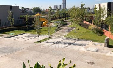 CASA EN RENTA, a 3 MIN. DE LA IBERO, León,Gto; NUEVA, 4 REC, JARDINES, FRACC. CON ALBERCA