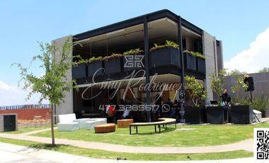 CASA EN RENTA, a 3 MIN. DE LA IBERO, León,Gto; NUEVA, 4 REC, JARDINES, FRACC. CON ALBERCA