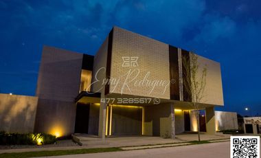 CASA EN RENTA, a 3 MIN. DE LA IBERO, León,Gto; NUEVA, 4 REC, JARDINES, FRACC. CON ALBERCA