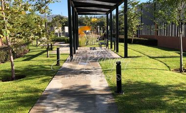 CASA EN RENTA, a 3 MIN. DE LA IBERO, León,Gto; NUEVA, 4 REC, JARDINES, FRACC. CON ALBERCA