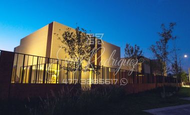 CASA EN RENTA, a 3 MIN. DE LA IBERO, León,Gto; NUEVA, 4 REC, JARDINES, FRACC. CON ALBERCA