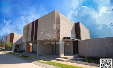 CASA EN RENTA, a 3 MIN. DE LA IBERO, León,Gto; NUEVA, 4 REC, JARDINES, FRACC. CON ALBERCA