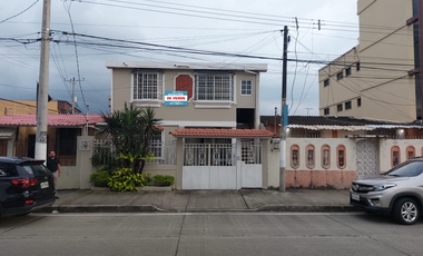 Casa rentera de venta en Guayacanes, 2 departamentos, 5 dormitorios.