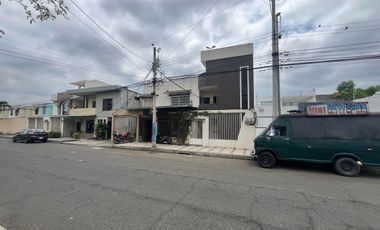 CASA COMERCIAL EN ZONA NORTE SECTOR GASTRONÓMICO DE PORTOVIEJO