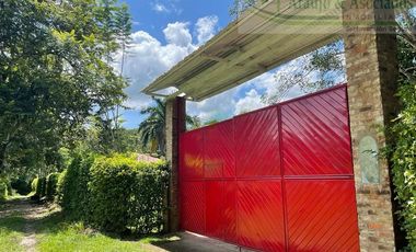 EN EL CARMEN DE ÁPICALA TOLIMA permitamos hermosa casa campestre.