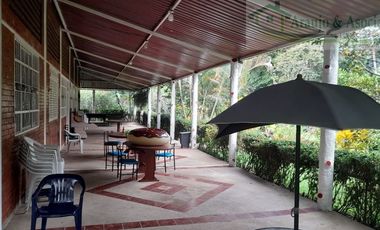 EN EL CARMEN DE ÁPICALA TOLIMA permitamos hermosa casa campestre.