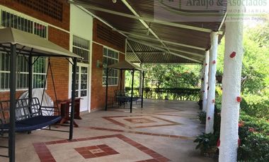 EN EL CARMEN DE ÁPICALA TOLIMA permitamos hermosa casa campestre.