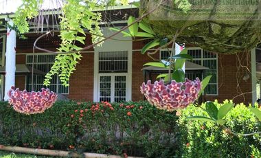 EN EL CARMEN DE ÁPICALA TOLIMA permitamos hermosa casa campestre.