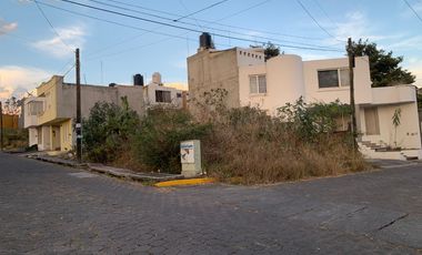 Terreno en esquina en el Fraccionamiento Villa Tzipekua,sobre la avenida principal