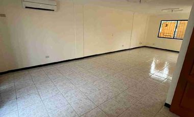 Casa en alquiler tres dormitorios sala de estar en Vía a la Costa