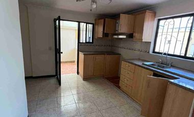 Casa en alquiler tres dormitorios sala de estar en Vía a la Costa