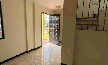 Casa en alquiler tres dormitorios sala de estar en Vía a la Costa
